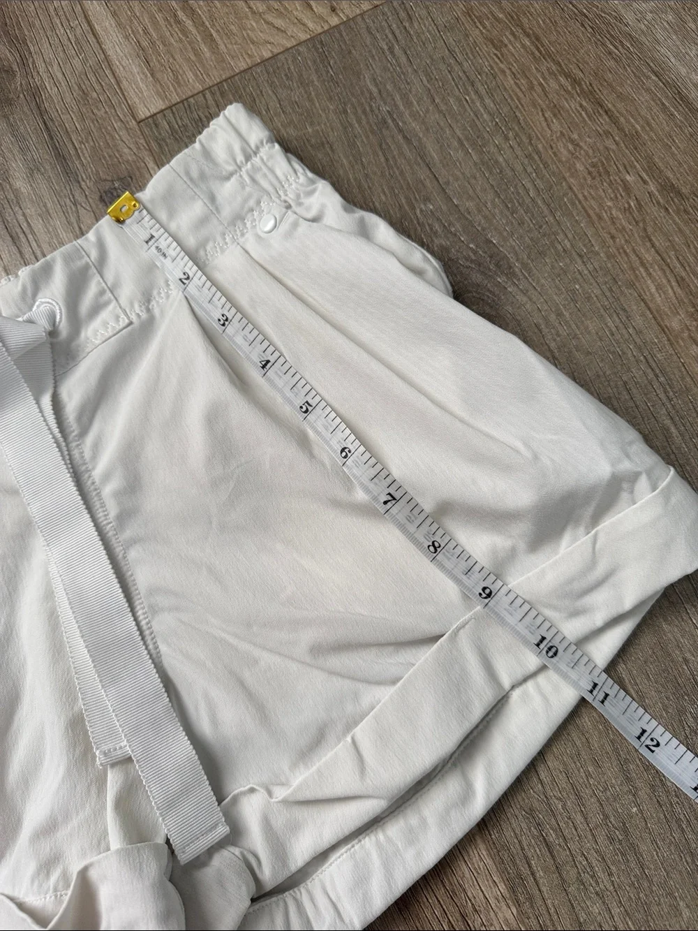 Lululemon White Women’s Athletic Shorts Size 2
